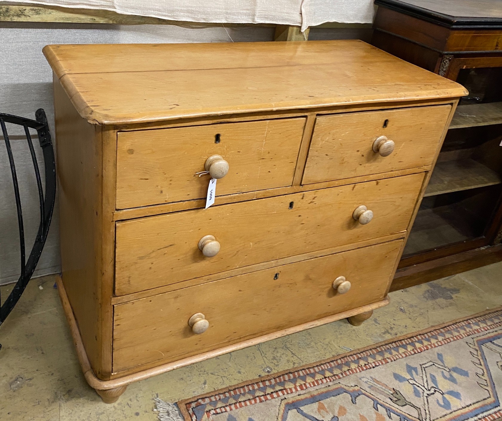 A small Victorian pine chest of drawers, width 96cm, depth 45cm, height 84cm